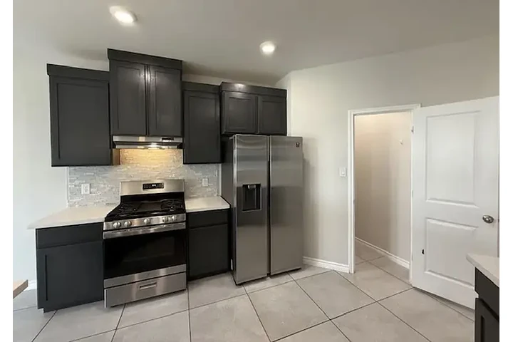 $2000 : HOUSE RENT AVAILABLE LAREDO TX image 9