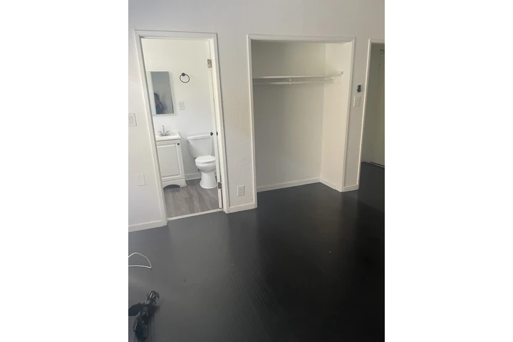 $1500 : 1317 Fedora St  Los angeles image 2