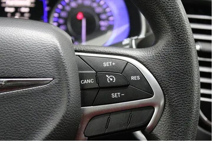 $14989 : Chrysler 200 2016 Limited 4d image 9