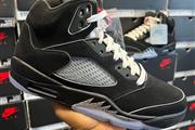 Jordan 5 metallic black en Buffalo