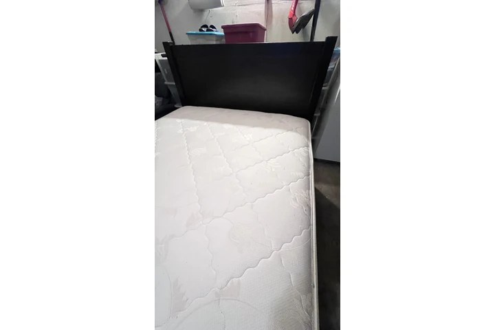 $145 : Vendo cama y colchón queen image 4