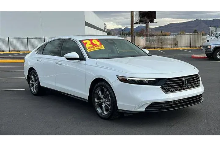 $32484 : Honda Civic 2025 Sport 4dr H image 3