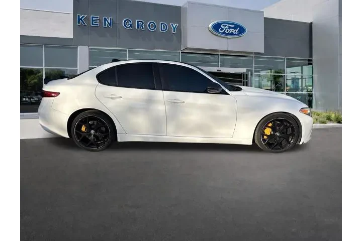 $22132 : Alfa Romeo Giulia 2021 Ti 4d image 3