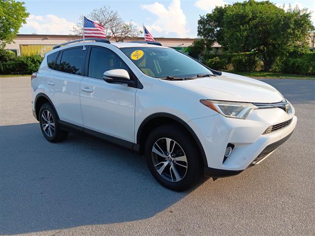 $1500 : Toyota rav4 2017 image 1