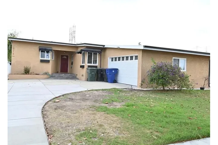 $2795 : Enjoy this Remodeled 3-Bedroom image 1