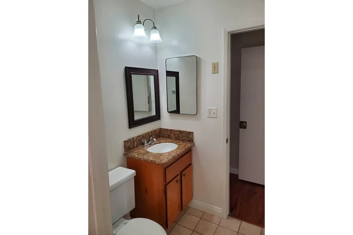 $1550 : Downey 3 & 2 Available image 4
