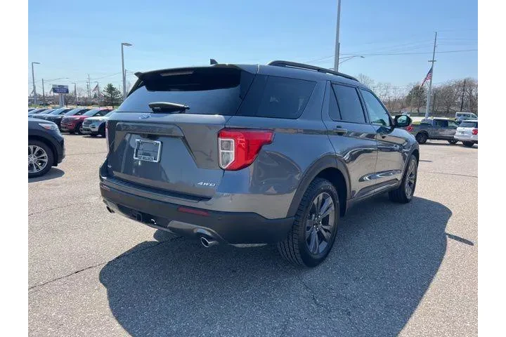$31985 : Ford Explorer 2023 AWD XLT 4 image 4