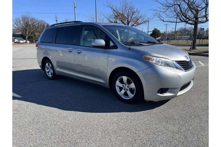$12500 : 2014 Sienna LE 8-Passenger image 5