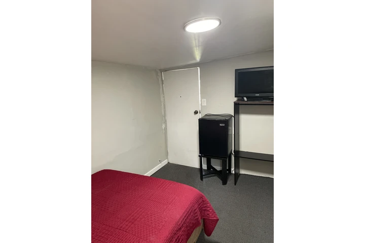 $670 : Separate entrance Room image 2