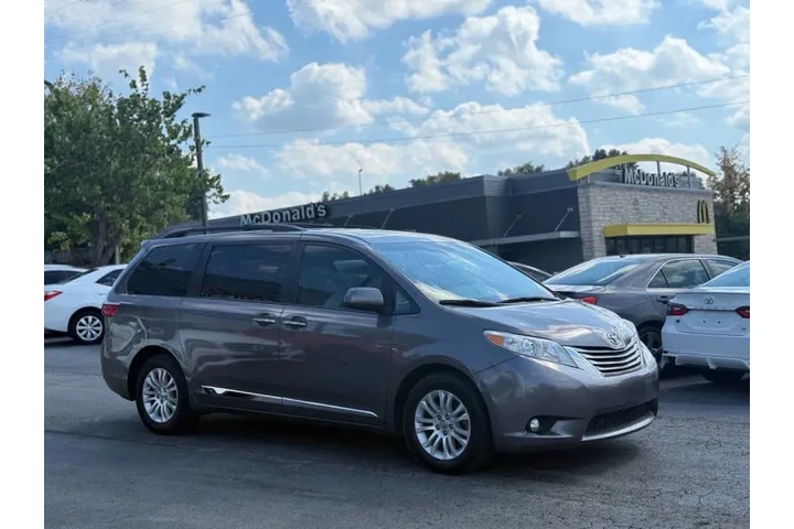 $17995 : 2017 Sienna XLE 8-Passenger image 4