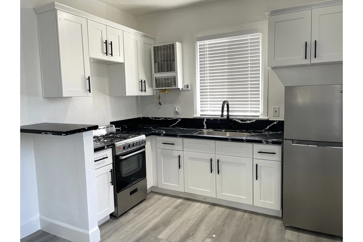 $1349 : Renovated Studio Ktown image 1