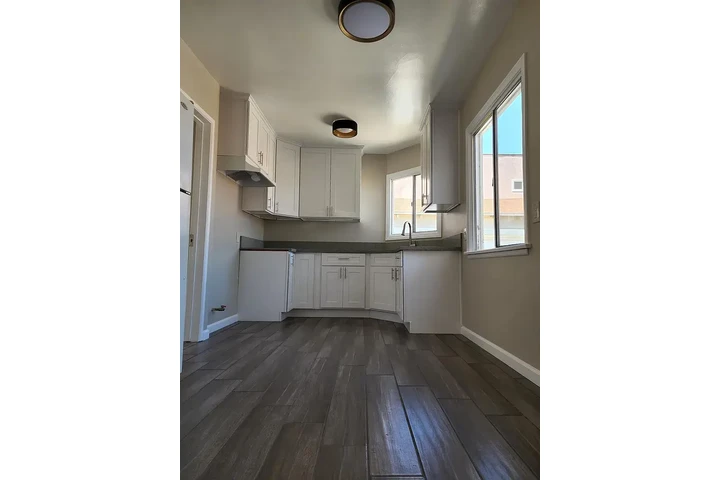 $1000 : Awesome Apartment Available image 7