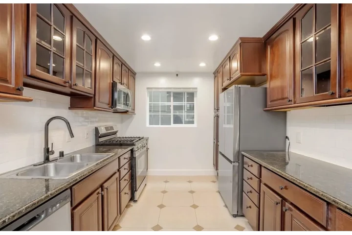 $1550 : 1Bed 1 Bath Apt in South Gate image 3