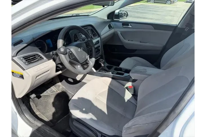 $3566 : Hyundai SONATA 2017 4dr Seda image 6