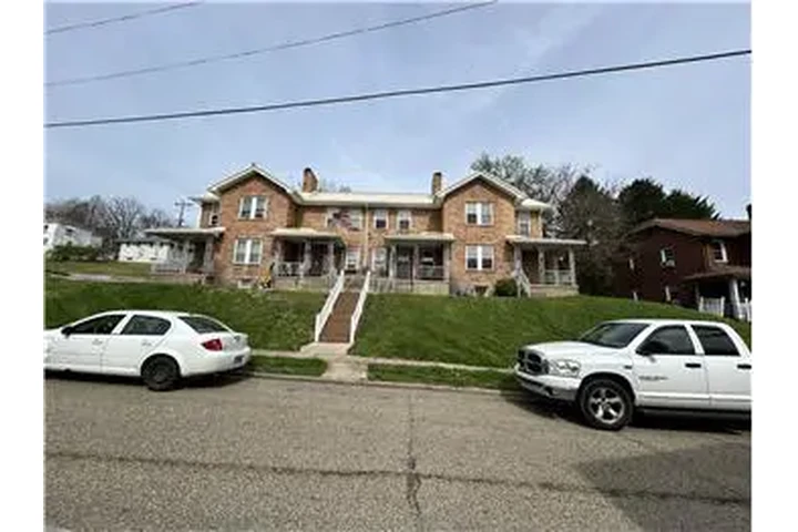 $695 : Rental property with 3 bedro image 2