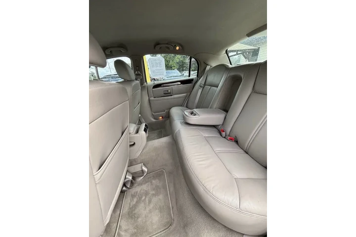 2010 Town Car Signature Limit image 4