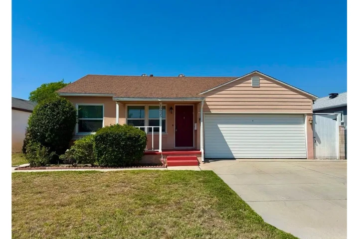 $2385 : 3 Bedroom House in Maywood image 1