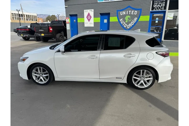 2017 CT 200h Base image 8