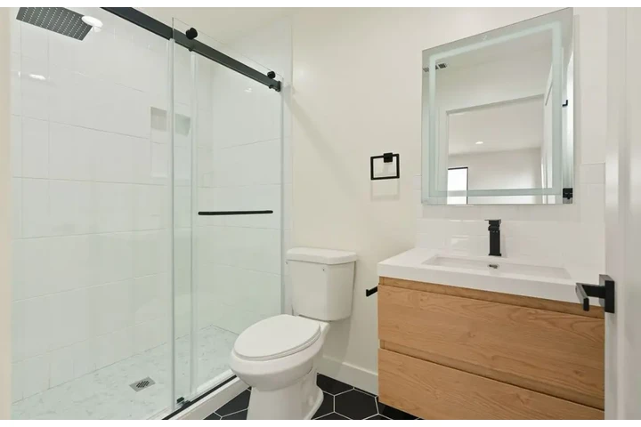 $2300 : 3 Bed Apt In Huntington Park image 9