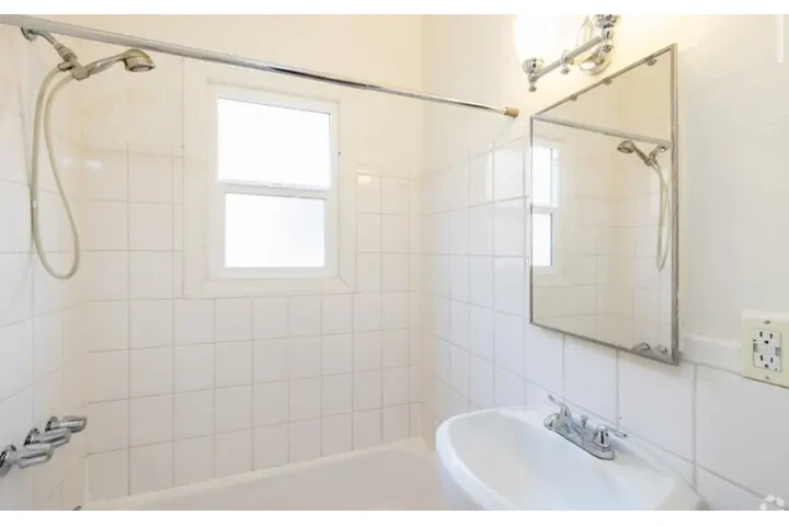 $1900 : 2-BED Apt in James M Wood Blvd image 7