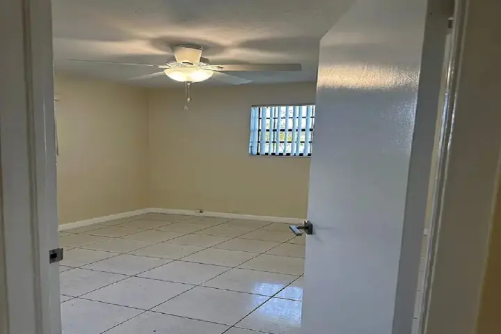 $800 : Beautiful Home...Miami,FL image 3