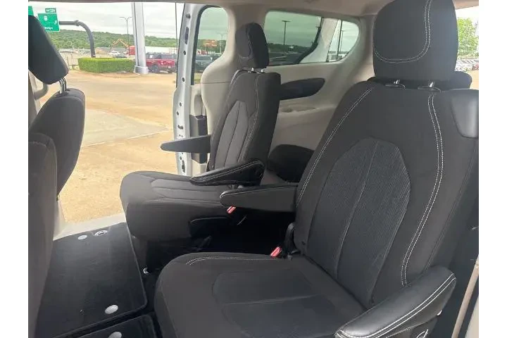 $18490 : Chrysler Voyager 2022 LX 4dr image 8
