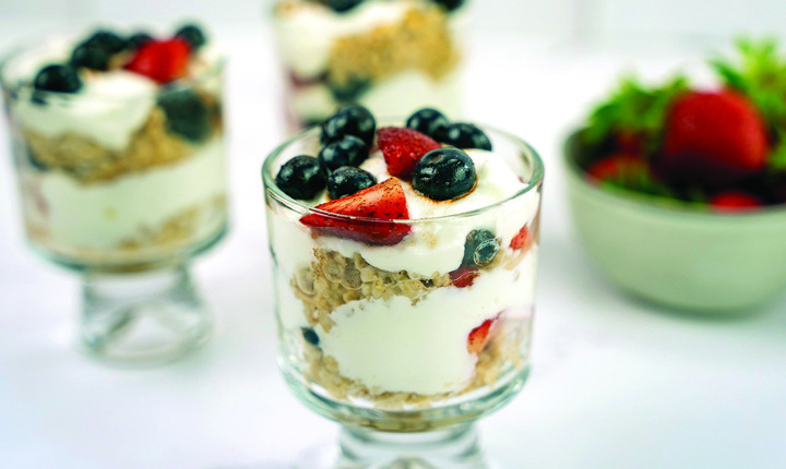 Parfaits de yogur y frutas