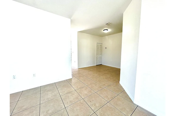 $1000 : renovated *Charming home image 3