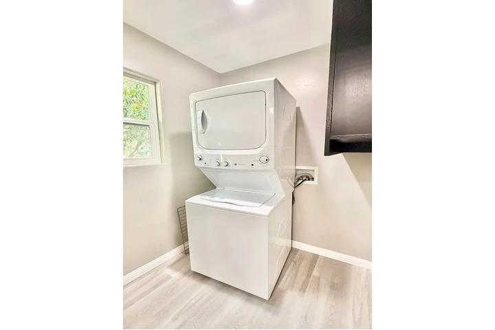 $1100 : Beautiful one bed image 10