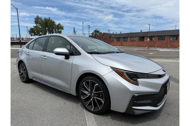 2021 Corolla SE image 3