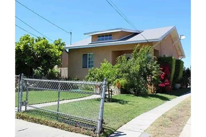 $1400 : 2 BEDROOMS, 2.5 BATH HOUSE image 2