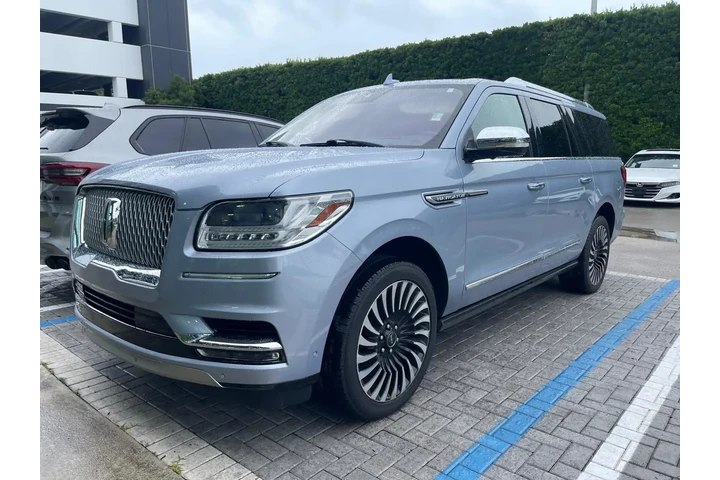 $44900 : Lincoln Navigator L Black Lab image 9