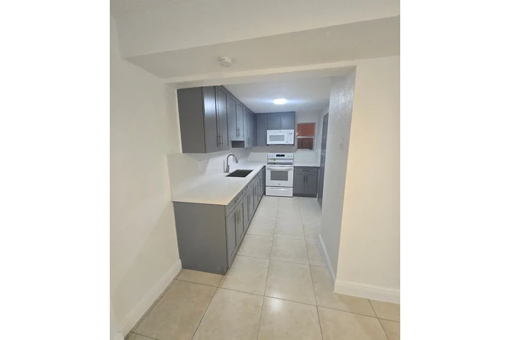 $2400 : RENTA APARTAMENTO HIALEAH image 4
