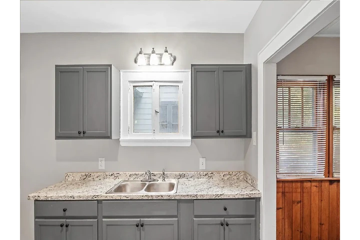 $1000 : large kitchen spacious home image 5