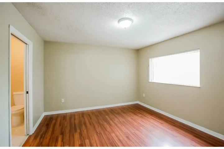 $2500 : 3 bedroom home in Miami image 5