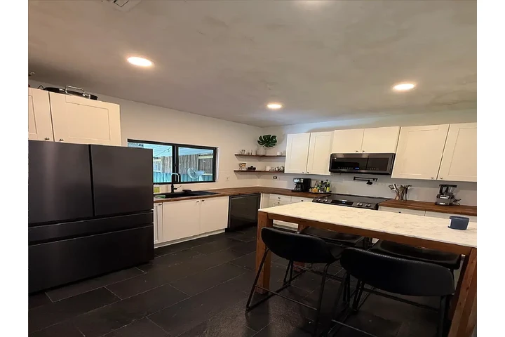 $1050 : New floors appliances home image 3