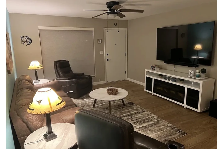 $1000 : Bright & Spacious 3/2 home image 3