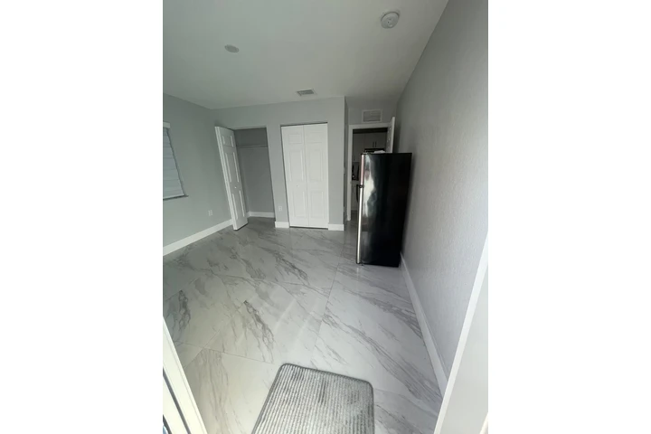 $1200 : Cuarto Estudio (efficency) image 3