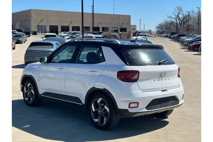 $15886 : Hyundai VENUE 2023 Limited 4 image 9