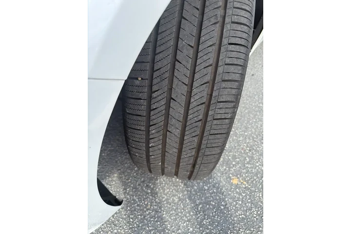 $28401 : Genesis G70 2023 2.0T 4dr Se image 2