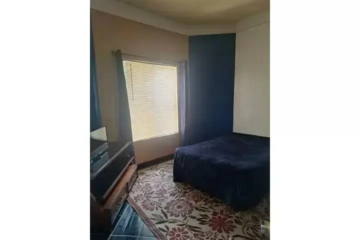 LOS ÁNGELES SE RENTA CUARTO image 2