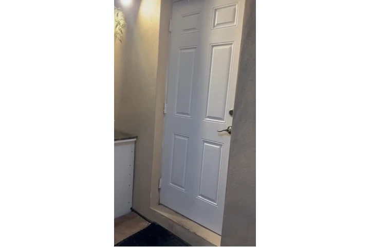 $1550 : Studio 1/1 Con Entrada Privada image 2