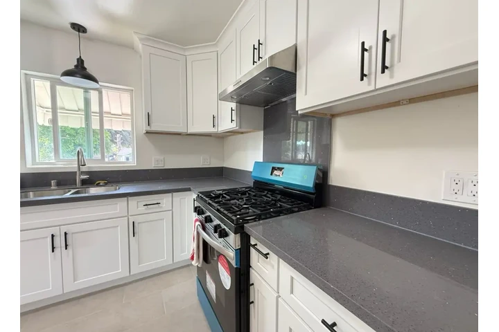 $2475 : 3Bed/2Bath Home in West Adams image 4