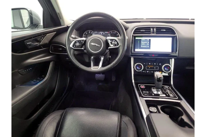 $23998 : Jaguar XE 2020 P250 S 4dr Se image 10