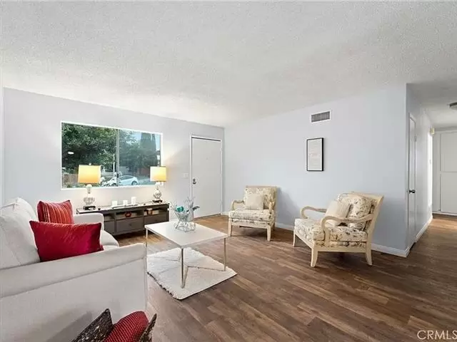$1300 : Discover delightful home image 5
