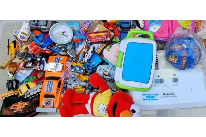 $300 : PAQUETE  DE JUGUETES VARIOS, U image 1