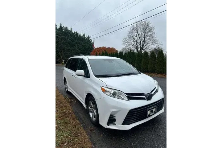 $14995 : Toyota Sienna 2020 LE 7-Pass image 2