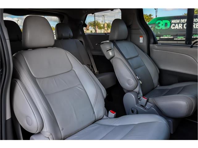 2016 Toyota Sienna XLE Minivan image 4