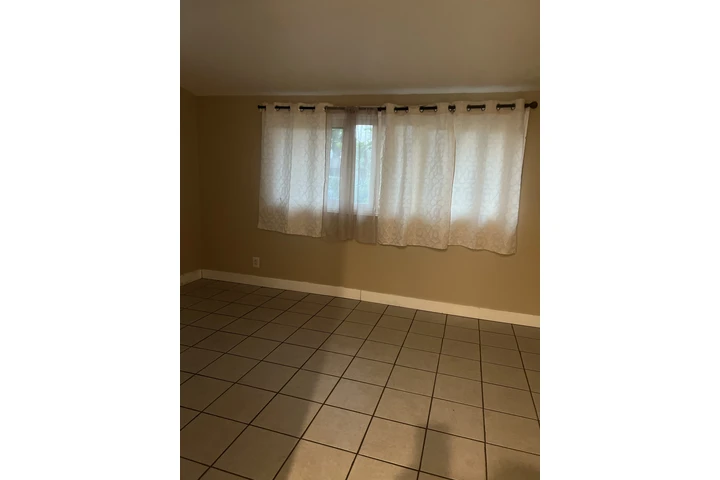 $1200 : Rento recámara image 2