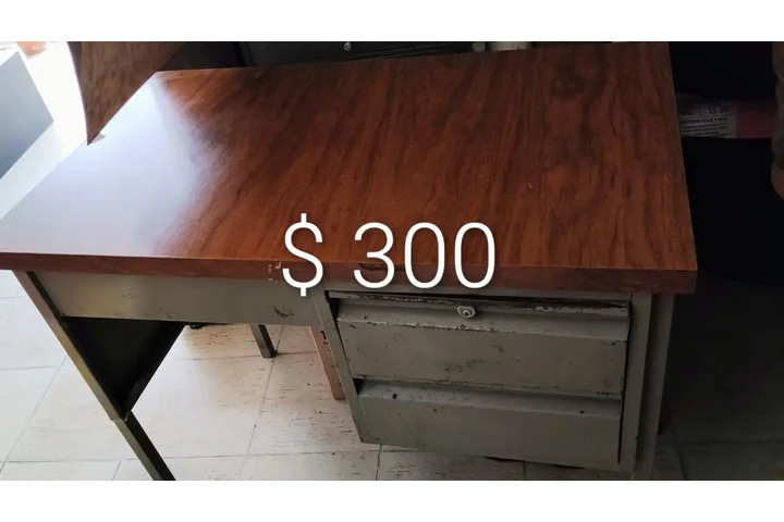 $300 : escritorio image 1